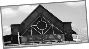 Tesco áruház bejárata fekete-fehérben Tesco áruház bejárata fekete-fehér színben, a logóval az épület homlokzatán.