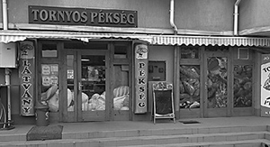 Tornyos Pékség bejárata A Tornyos Pékség bejárata, feliratokkal: Tornyos Pékség, Látvány, Pékség.
