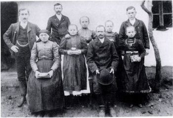 Történelmi csoportkép hagyományos népviseletben Régi fotó egy csoport emberről hagyományos népviseletben, valószínűleg egy család vagy közösség tagjai.