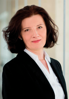 Üzleti öltözet fehér blúzban és fekete zakóban Egy személy üzleti öltözetben, fehér blúzban és fekete zakóban