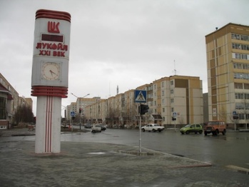 Városi utca Lukoil reklámoszloppal és lakóépületekkel Városi utca, Lukoil reklámoszlop, lakóépületek, autók, gyalogos átkelőhely