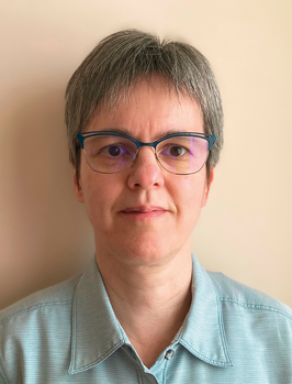 Személy világoskék ingben Egy személy világoskék ingben, a felsőtest látható.