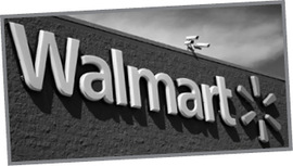 Walmart áruház homlokzata a cég logójával Walmart áruház homlokzata, a cég logója látható a falon.