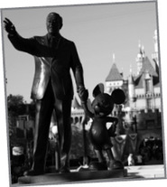 Walt Disney és Mickey Mouse szobra Disneylandben Walt Disney és Mickey Mouse szobra Disneylandben, háttérben a kastély.